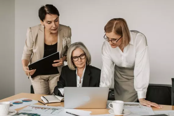 Deine finanzielle Unabhängigkeit als Frau A group of business women