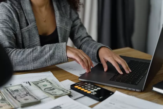Finanzplanung: Finanzielle Entscheidungen treffen leicht gemacht Woman doing her financial planning on her laptop